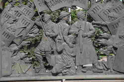 Wystąpienie z grudnia 1986 r. - płaskorzeźba z pomnika niepodległości na placu Republiki w Ałmaty (fot. Artur Brożyniak)