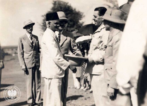 Starosta Osiedla Polskiego w Valivade, kpt. Władysław Jagiełłowicz, podczas powitania dr. N.B. Kharego. Valivade, 27 kwietnia 1944 r. Zdjęcie pochodzi z kolekcji przekazanej do zasobu Archiwum IPN przez Koło Polaków z Indii 1942-1948