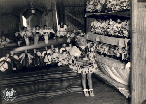 Zabawki powstałe w pracowni lalkarskiej i robót ręcznych zorganizowanej w ramach Spółdzielni „Zgoda” na terenie Osiedla Polskiego w Valivade, 1943-1948. Zdjęcie pochodzi z kolekcji przekazanej do zasobu Archiwum IPN przez Koło Polaków z Indii 1942-1948