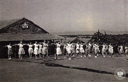 Poranna gimnastyka uczniów z Osiedla Polskiego w Valivade, 1943-1948. Zdjęcie pochodzi z kolekcji przekazanej do zasobu Archiwum IPN przez p. Wiesława Stypułę