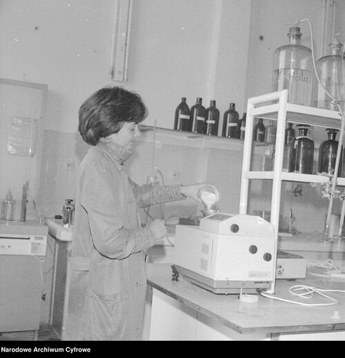 Kobieta ważąca cukier na wadze laboratoryjnej WS-21, 1982 r. (fot. NAC)