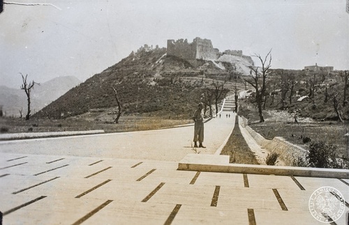 Widok z Polskiego Cmentarza Wojennego na ruiny klasztoru Benedyktynów na Monte Cassino. Zdjęcie wykonane po 2 wrzesnia 1945 r. Fot. z zasobu AIPN
