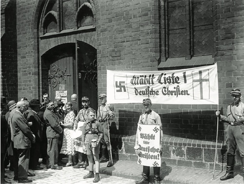 Członkowie SA agitują w czasie wyborów do rad kościelnych przed kościołem mariackim w Berlinie, 23 VIl 1933 r.