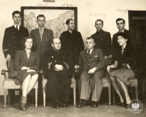 Pracownicy szczecińskiego oddziału Delegatury Rządu dla Spraw Wybrzeża. Drugi od lewej siedzi Kazimierz Bartoszyński (fot. z zasobu AIPN)