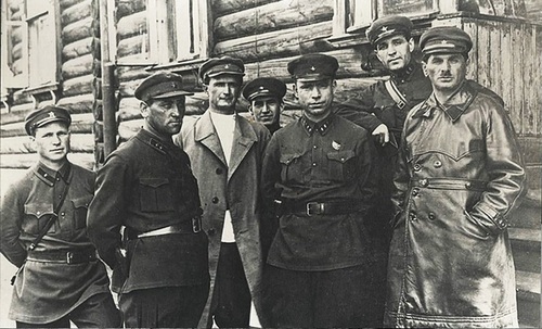 Naczelnik budowy Kanału Białomorsko-Bałtyckiego Naftali Frenkel (pierwszy z prawej) i naczelnik Gułagu Matwiej Berman (drugi z prawej), 1932 r. Fot. Wikimedia Commons