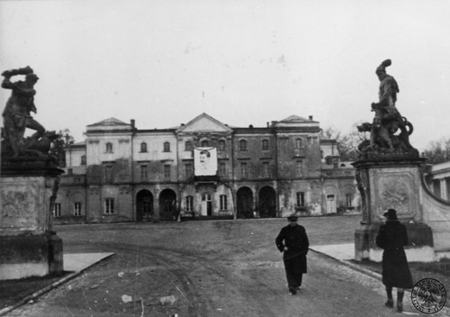 Portret Józefa Stalina na fasadzie pałacu Branickich w Białymstoku, 1939 r. (fot. z zasobu AIPN)