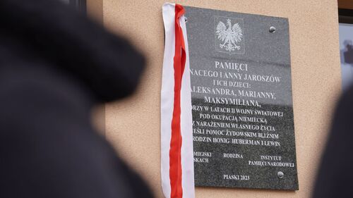 Odsłonięcie tablicy upamiętniającej rodzinę Jaroszów, która podczas okupacji niemieckiej z narażeniem życia niosła pomoc żydowskim bliźnim z rodzin Honig, Huberman i Lewin – Piaski, 5 grudnia 2023 r. (fot. IPN Lublin)
