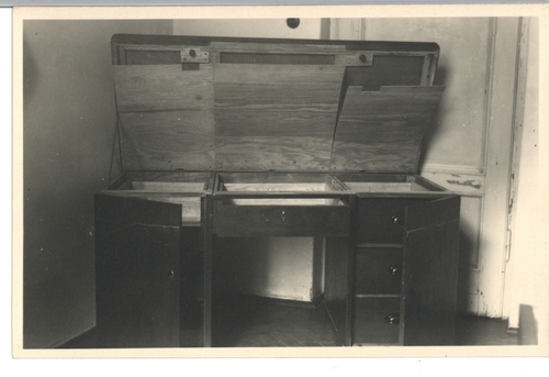 Skrytka na materiały konspiracyjne zlokalizowana w mieszkaniu Ireny i Edmunda Bukowskich w Warszawie, 1948 r. (fot. z zasobu IPN)