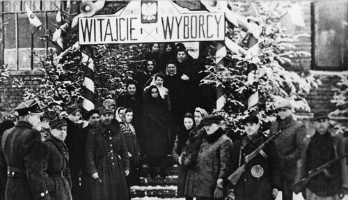 Wejście do lokalu wyborczego w Sanoku, 19 stycznia 1947 r. (fot. z zasobu AIPN)