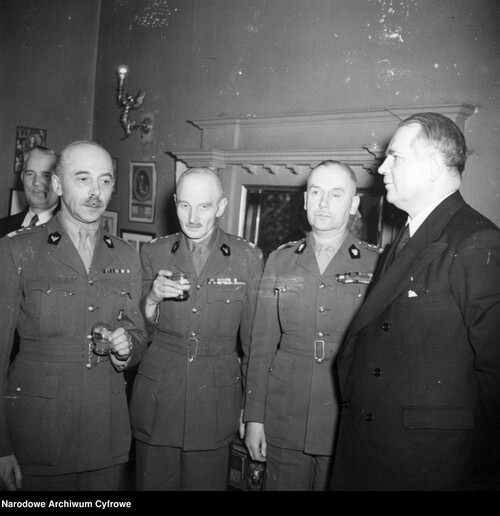 Wizyta prezesa Kongresu Polonii Amerykańskiej Karola Rozmarka w Londynie. Stoją od prawej: Karol Rozmarek, gen. dyw. Stanisław Kopański, gen. dyw. Marian Kukiel i gen. dyw. Tadeusz Komorowski, 1945 r., Fot. z zasobu NAC