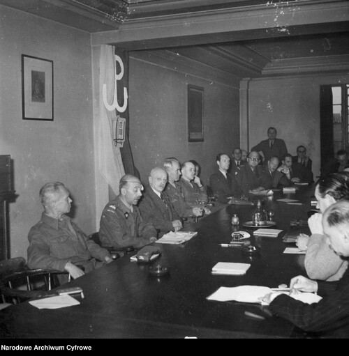 Konferencja prasowa Naczelnego Wodza gen. dyw. Tadeusz Bora-Komorowskiego (drugi od lewej), 1945 r., Fot. z zasobu NAC