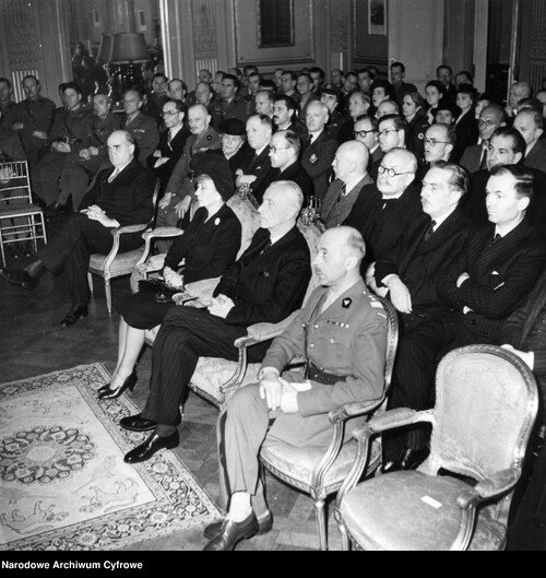 Akademia w Londynie z okazji drugiej rocznicy śmierci gen. broni Władysława Sikorskiego. W pierwszym rzędzie pierwszy od prawej Naczelny Wódz gen. dyw. Tadeusz Komorowski, obok Prezydent RP Władysław Raczkiewicz, 1945 r., Fot. z zasobu NAC