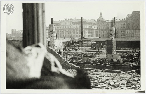 Hotel Polonia (w głębi) w czasie powstania warszawskiego. Na pierwszym planie pozostałości spalonych budynków Dworca Głównego. Autor: H. Śmigacz. Warszawa, wrzesień 1944 r. (fot. z zasobu AIPN)