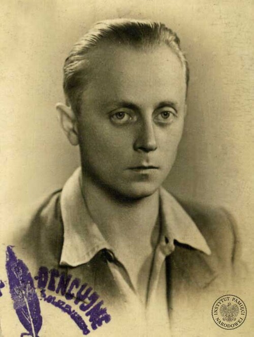 Por. Stefan Bronarski ps. „Liść”, „Roman”, żołnierz Narodowej Organizacji Wojskowej, Narodowych Sił Zbrojnych, Armii Krajowej, Narodowego Zjednoczenia Wojskowego. Wyrokiem Wojskowego Sądu Rejonowego w Warszawie z 3 lipca 1950 r. skazany na pięciokrotną karę śmierci, pozbawienie praw publicznych i obywatelskich praw honorowych na zawsze oraz przepadek całego mienia. Stracony w więzieniu mokotowskim przy ul. Rakowieckiej w Warszawie 18 stycznia 1951 r. (fot. z zasobu AIPN)