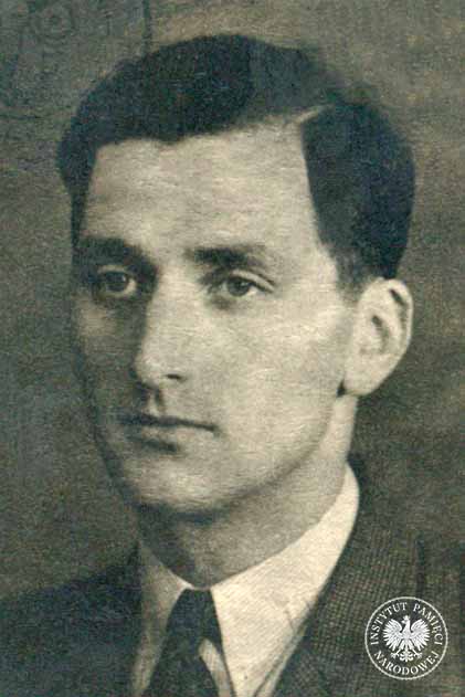 Jan Nowak ps. „Korab”, żołnierz Narodowej Organizacji Wojskowej i Armii Krajowej (później ROAK), ostatni komendant Inspekt. Płocko-Sierpeckiego AK. Wyrokiem Wojskowego Sądu Rejonowego w Warszawie z 3 lipca 1950 r. skazany na dwukrotną karę śmierci, pozbawienie praw publicznych i obywatelskich praw honorowych na zawsze oraz przepadek mienia. W 1951 r. jako jedyny ze skazanych w tym procesie został ułaskawiony. Karę śmierci zamieniono na dożywotnie więzienie. Wyszedł na wolność w 1956 r. (fot. z zasobu AIPN)