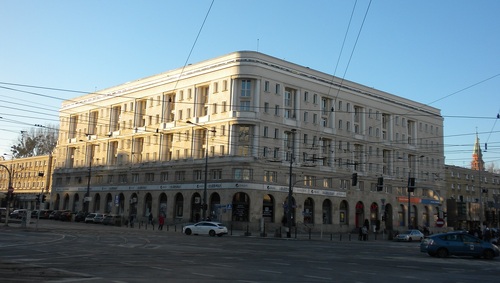 Budynek przy al. Solidarności 82a (do 1991 r. al. Świerczewskiego), w którego piwnicy 8 grudnia 1958 r. znaleziono zwłoki Bohdana Piaseckiego (fot. Paweł Tomasik)
