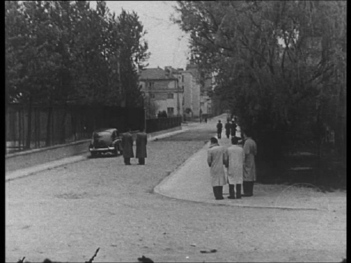 Miejsce uprowadzenia Bohdana Piaseckiego (widok na ul. Wejnerta ze skrzyżowania z ul. Naruszewicza), wizja lokalna. Klatka z filmu, zrealizowanego przez Biuro „B” MSW, pt. „Mordercy nie zostali ujęci” (z zasobu IPN)