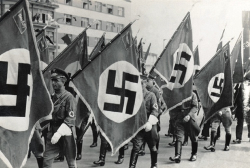 Zwycięska demonstracja Niemców z hitlerowskimi sztandarami w Gdyni (fot. z zasobu IPN)