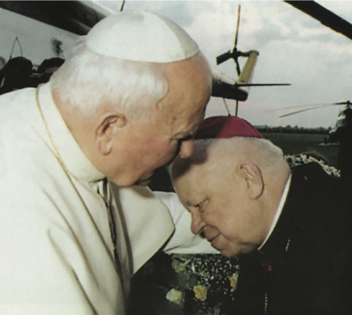 Abp Ignacy Tokarczuk wita papieża Jana Pawła II, Krosno 1997 r. (fot. www.bu.kul.pl)