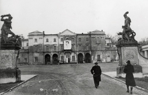 Podobizna Stalina na fasadzie Pałacu Branickich w Białymstoku, 1939 r. (fot. z zasobu AIPN)