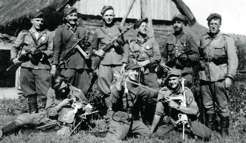 Żołnierze V Brygady Wileńskiej AK na Białostocczyźnie, 1945 r. (fot. z zasobu AIPN)