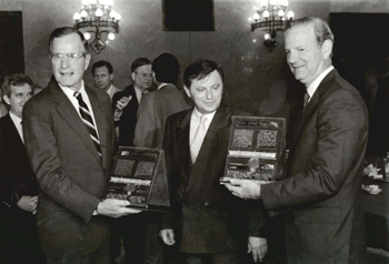 Prezydent USA George H. W. Bush, premier Węgierskiej Republiki Ludowej Miklós Németh i amerykański sekretarz stanu James Baker (fot. Wikipedia/domena publiczna/fficial White House Photograph — U.S. Diplomacy Center)
