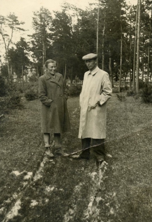 Władysław Zwiejski z żoną Marią Mirosławą (z domu Chadaj) w pobliżu kościoła w Ruszkowie, wiosna 1945 r. Zbiory rodziny Władysława Zwiejskiego