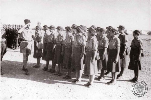 Ochotniczki z 317. kompanii transportowej Pomocniczej Służby Kobiet na Bliskim Wschodzie w 1942 r. Kopia cyfrowa fotografii pozyskana ze zbiorów Stowarzyszenia Weteranów Armii Polskiej w Ameryce (fot. z zasobu IPN)