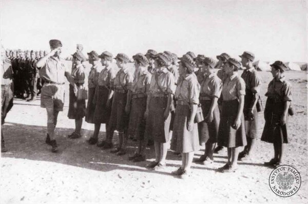 Nie nosić przesadnej ilości biżuterii, nie upiększać się zbytnio szminką… Pomocnicza Służba Kobiet w Bagdadzie