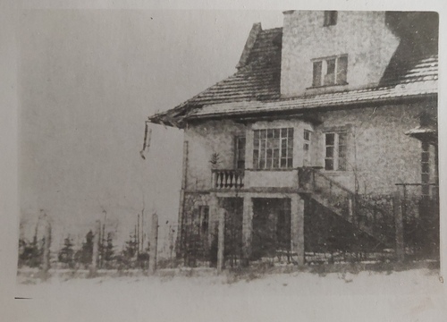 Willa przy ul. Królowej Jadwigi w Krakowie, widoczne uszkodzenia spowodowane przez sowiecki pocisk. Fot. ze zbiorów M. Kapusty