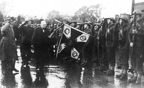 Premierzy Winston Churchill i gen. Władysław Sikorski przed frontem kompanii reprezentacyjnej Wojska Polskiego, pomiędzy nimi gen. Gustaw Paszkiewicz, 1943 r. Fot. NAC