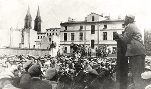 Rumkowski przemawiający na tzw. placu strażackim (fot. z zasobu IPN)