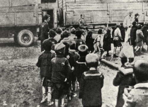 Grupa dzieci z getta łódzkiego podczas deportacji do obozu zagłady w Chełmnie nad Nerem (fot. z zasobu IPN)