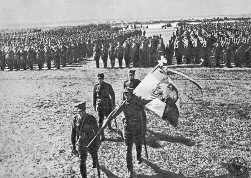 Wycinek prasowy zdjęcia z przysięgi żołnierzy 1. Dywizji Piechoty im. Tadeusza Kościuszki 15 VII 1943 r.; przygotowany prawdopodobnie na wystawę resortową o historii ruchu socjalistycznego i komunizmu. Fot. z zasobu AIPN