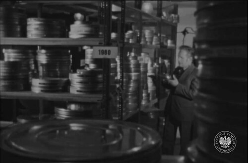 Kadr prezentujący archiwum filmowe MSW z filmu pt. „…Lata, miesiące, tygodnie…”, produkcja 1984 r. (z zasobu IPN)