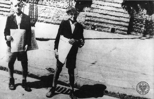 Chłopcy rozdający prasę powstańczą (fot. z zasobu AIPN)