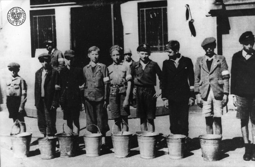 Chłopcy z kubłami wody na ul. Solec (fot. z zasobu AIPN)