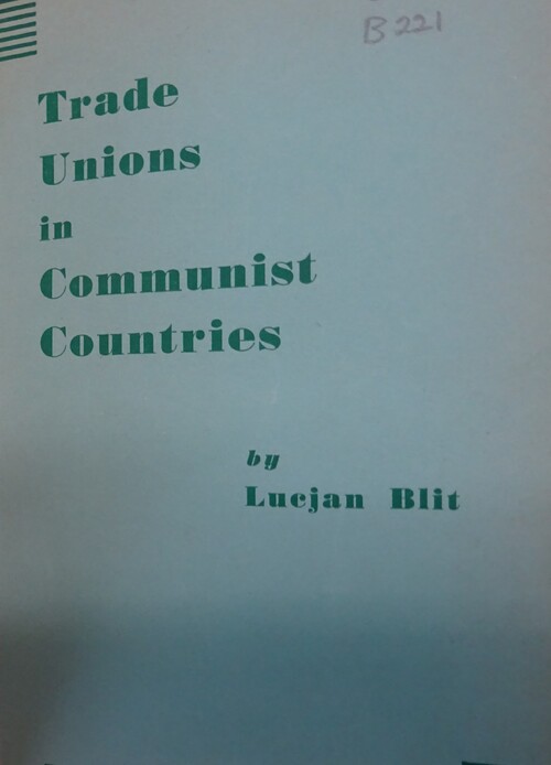Tytułowa strona okładki broszury “Trade Unions in Communist Countries” – egzemplarz ze zbiorów London School of Economics and Political Sciences Library (fot. B. Wójcik)