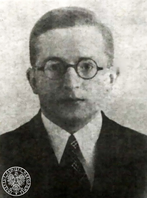 Marian Rejewski. Zdjęcie pochodzi z albumu zawierającego fotografie pracowników i współpracowników Oddziału II Sztabu Generalnego Wojska Polskiego, znajdującego się w aktach sprawy obiektowej kryptonim „Targowica” (z zasobu IPN)