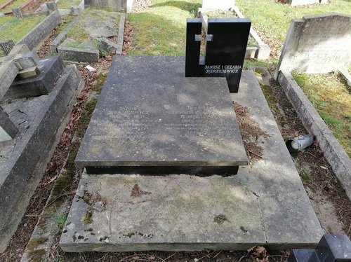Grób Janusza i Cezarii Jędrzejewiczów, stan z 17 lutego 2022 r. (fot. Bartosz Janczak)