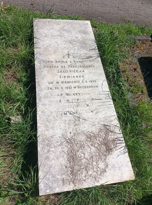 Płyta nagrobna po ekshumacji grobu Mieczysława Jałowieckiego, stan z 23 sierpnia 2023 r. (fot. Bartosz Janczak)