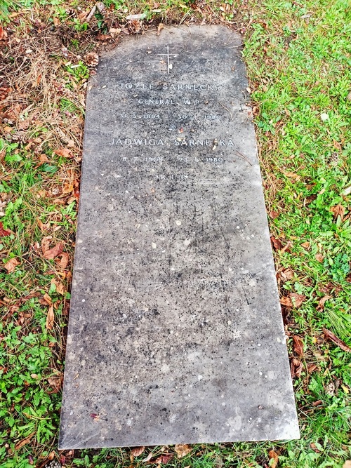 Grób gen. bryg. Józefa Sarneckiego, stan z 26 października 2024 r. (fot. Bartosz Janczak)