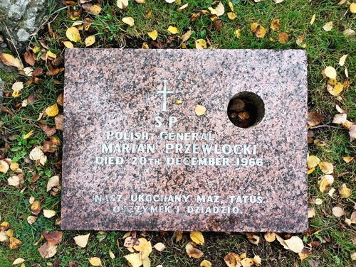 Grób gen. bryg. Mariana Przewłockiego, stan z 26 października 2024 r. (fot. Bartosz Janczak)