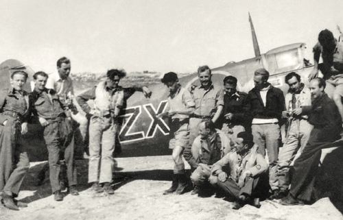 Piloci polskiej ekipy afrykańskiej przy samolocie Spitfire V