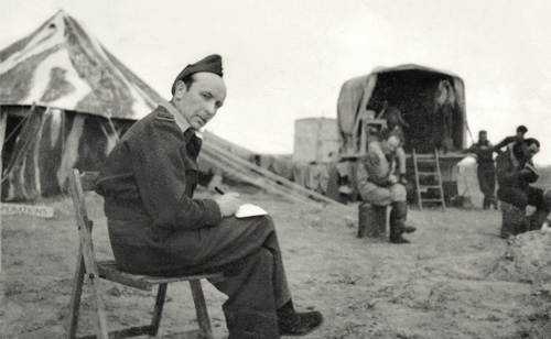 Siedząc na składanym krzesełku, kapitan Skalski planuje lot bojowy. Przed namiotem po lewej umieszczono tabliczkę z napisem:Operations, co oznacza, że tam mieściło się stanowisko dowodzenia. W głębi widać pilotów w pogotowiu bojowym, siedzących na beczkach po paliwie, a za nimi jeden z samochodów ciężarowych, na których mieściło się zaplecze techniczno-logistyczne dywizjonu