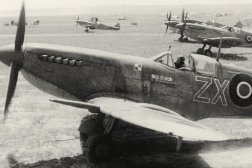 Eskadra zaczyna start ławą – najbliższy fotografa jest Spitfire IX nr EN315 ZX-6, za sterami którego zasiada w tym momencie kpt. Skalski. Polska eskadra używała liter ZX oznaczających Dywizjon 145, ale jej poszczególne samoloty oznaczano numerami, a nie literami. Nie były przypisane konkretnym pilotom – białe swastyki widoczne na burcie pod kabiną oznaczają pewne zestrzelenia odniesione na tej maszynie przez kilku różnych Polaków