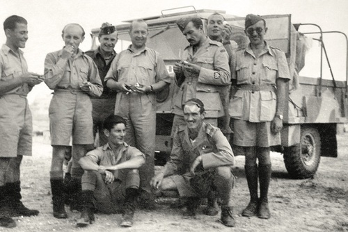 Delegat Inspektora PSP na Środkowym Wschodzie płk Mateusz Iżycki z wizytą w polskimzespole. Od lewej stoją: st. sierż. Marcin Machowiak, kpt. pil. Stanisław Skalski, st. sierż. Władysław Majchrzyk, płk Iżycki, st. sierż. Bronisław Malinowski, kpt. Karol Pniak i korespondent wojenny Zygmunt Lityński. Na ziemi por. Eugeniusz Horbaczewski (z lewej) i por. Ludwik Martel. Jajka na twardo w dłoniach Skalskiego, Iżyckiego, Malinowskiego i Pniaka wskazują, że zdjęcie zrobiono w okresie świąt Wielkiej Nocy (która w 1943 r. przypadła 25 IV)