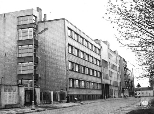 Łódź, al. Karola Anstadta (w latach 1946 – 1994 ul. 19 Stycznia) numer 7. Na zdjęciu, wykonanym w lub przed 1964 r. (dla potrzeb wystawy rocznicowej z okazji XX-lecia MO i SB), dawna katownia WUBP (fot. z zasobu IPN)