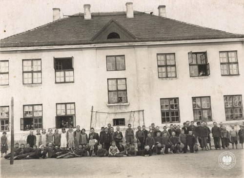 Stanisław Sojczyński (w środku, siedzi na krześle) wraz z grupą uczniów. Od 1934 r. do sierpnia 1939 r. pracował jako nauczyciel języka polskiego w szkole powszechnej w Borze Zajacińskim k. Częstochowy. Zdjęcie, wykonane przed wrześniem 1939 r., pochodzi ze zbioru przekazanego do zasobu IPN przez p. Józefa Dubaniewicza (fot. z zasobu IPN)