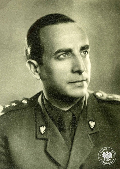 Marian Spychalski, szef Sztabu Dowództwa Głównego Gwardii Ludowej, generał dywizji WP, minister obrony narodowej (1956-1968), marszałek Polski. Zdjęcie portretowe z teczki personalnej żołnierza ludowego Wojska Polskiego (fot. z zasobu AIPN)